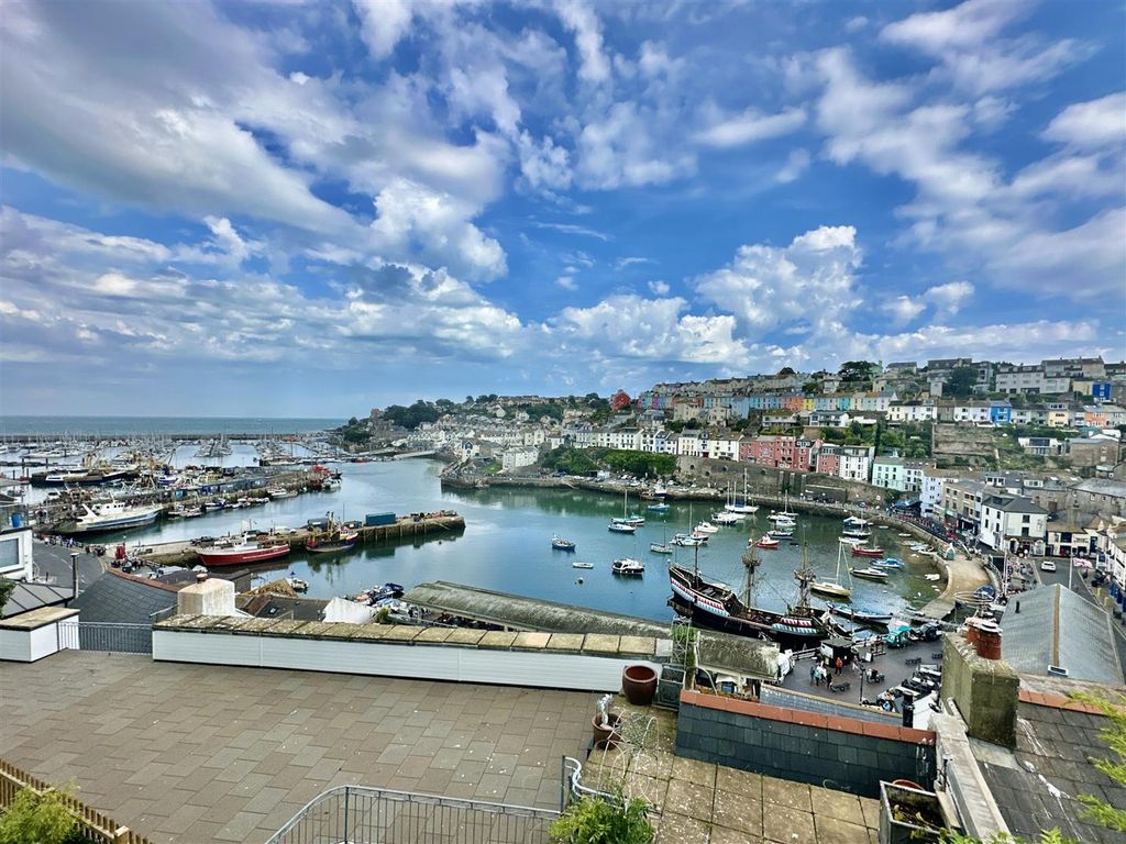 2 bed flat for sale in Higher Street, Brixham TQ5, £275,000