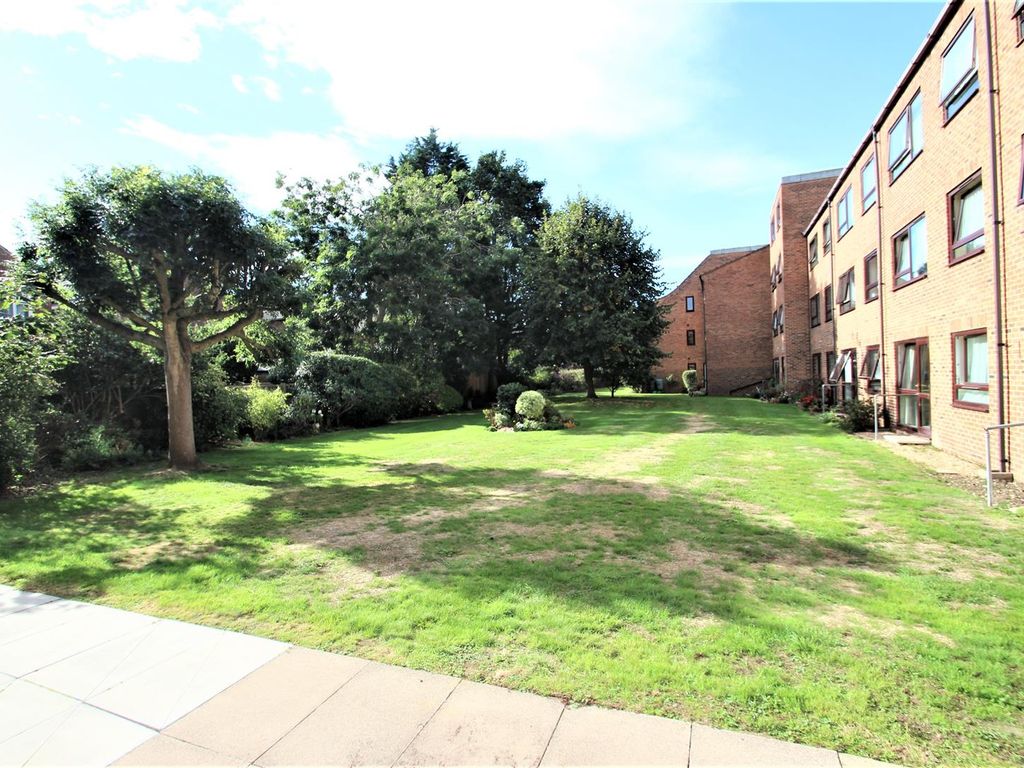 1 bed flat for sale in Grove Road North, Southsea PO5, £71,500