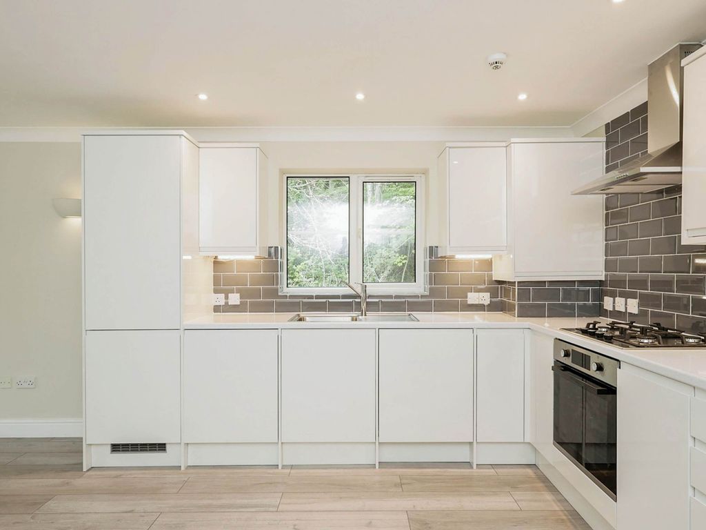 2 bed flat for sale in Rutland Street, High Wycombe HP11, £275,000