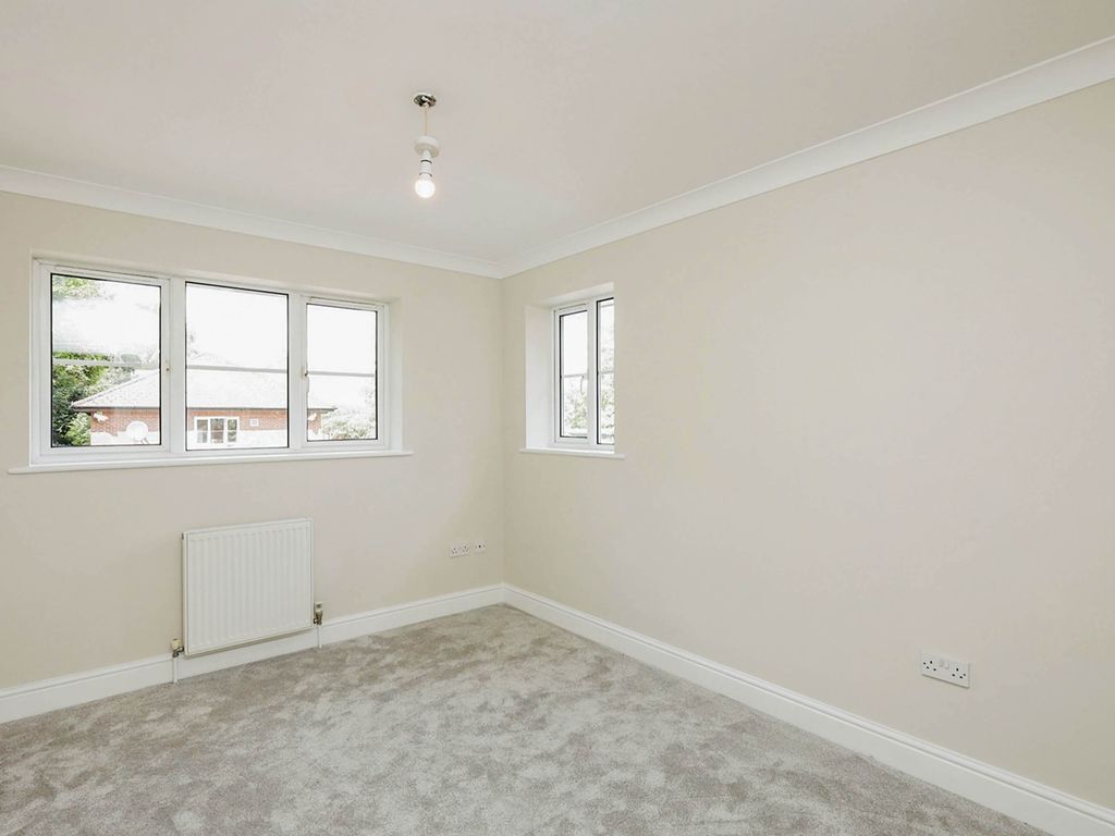 2 bed flat for sale in Rutland Street, High Wycombe HP11, £275,000