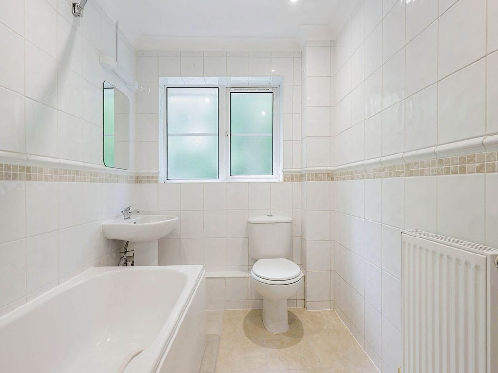 2 bed flat for sale in Rutland Street, High Wycombe HP11, £275,000