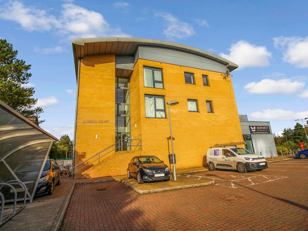 2 bed flat for sale in Bryant Road, Rugby CV23, £135,000