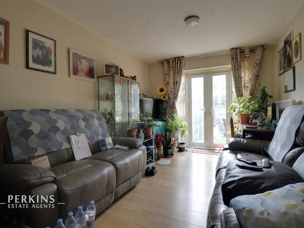 1 bed flat for sale in Frensham Close, Southall UB1, £200,000