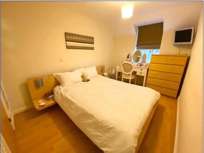2 bed flat for sale in Newbury, Berkshire RG14, £220,000