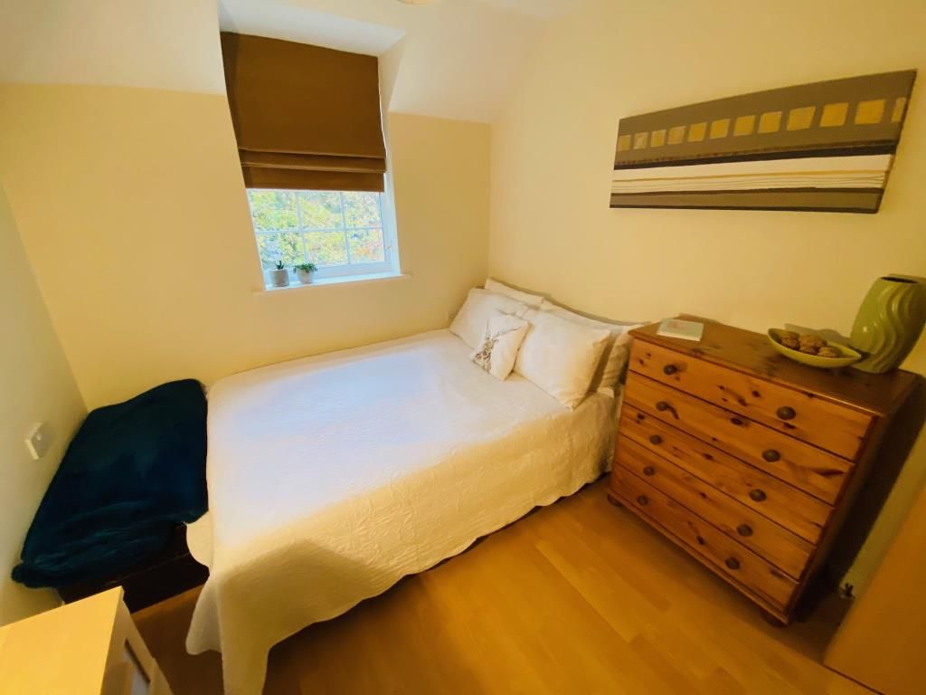 2 bed flat for sale in Newbury, Berkshire RG14, £220,000