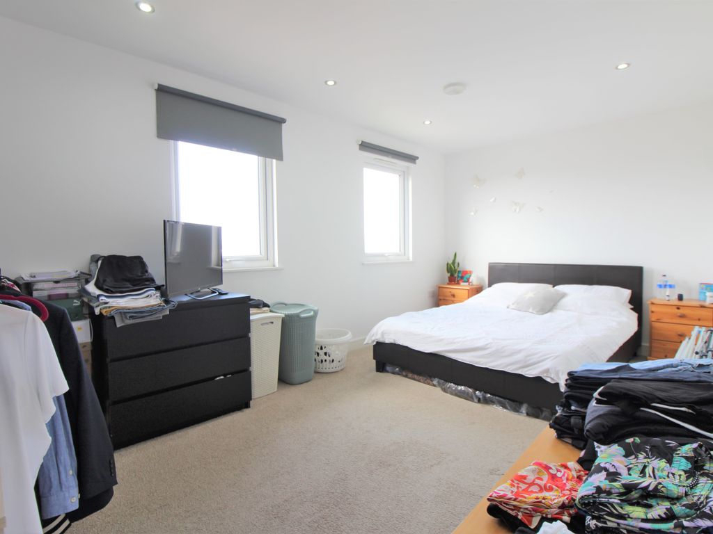 2 bed flat for sale in London Road, Portsmouth PO2, £185,000