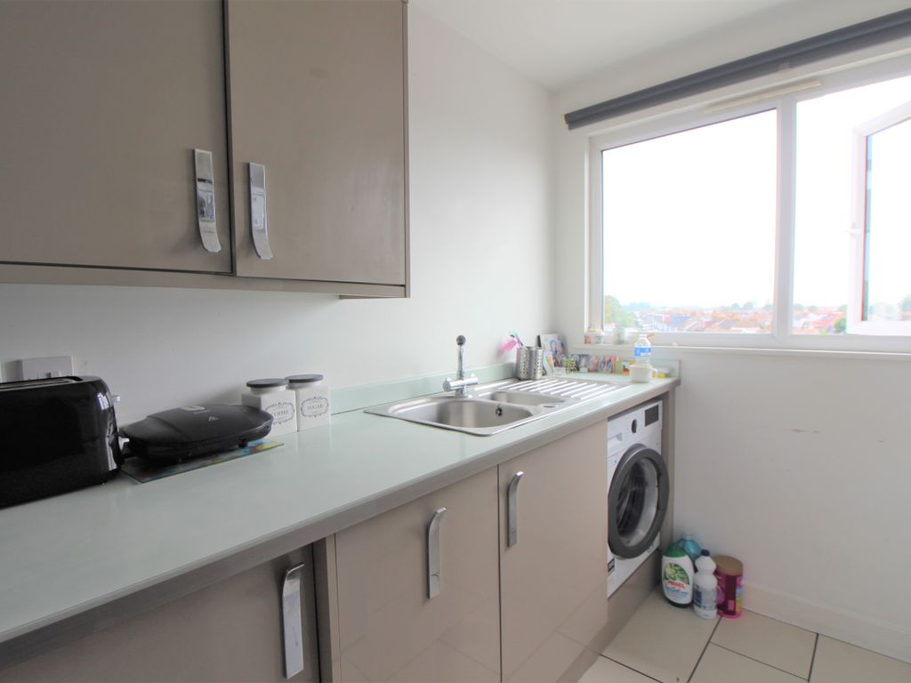 2 bed flat for sale in London Road, Portsmouth PO2, £185,000