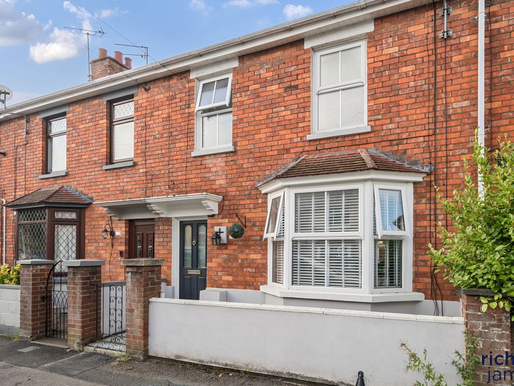 3 bed terraced house for sale in Southampton Street, Swindon SN1, £275,000