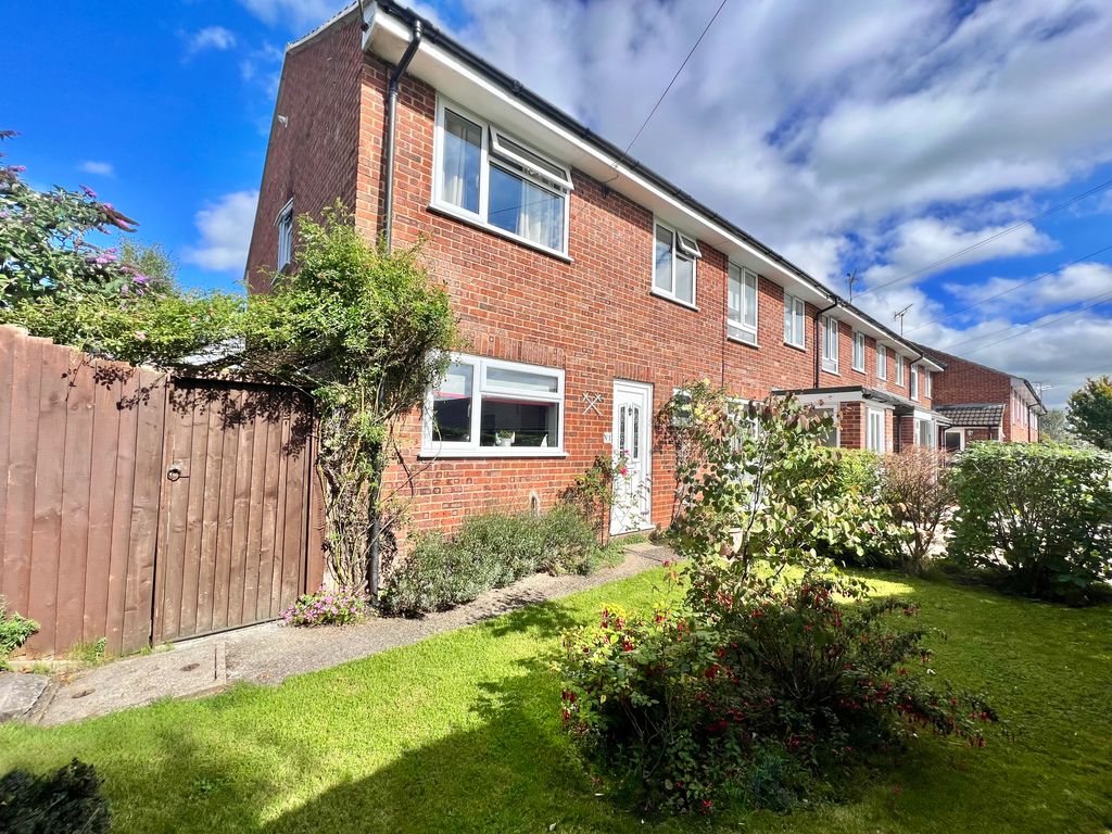 4 bed end terrace house for sale in Maple Way, Gillingham SP8, £260,000