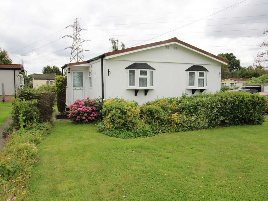 2 bed mobile/park home for sale in Marshmoor Crescent, Welham Green AL9, £189,950
