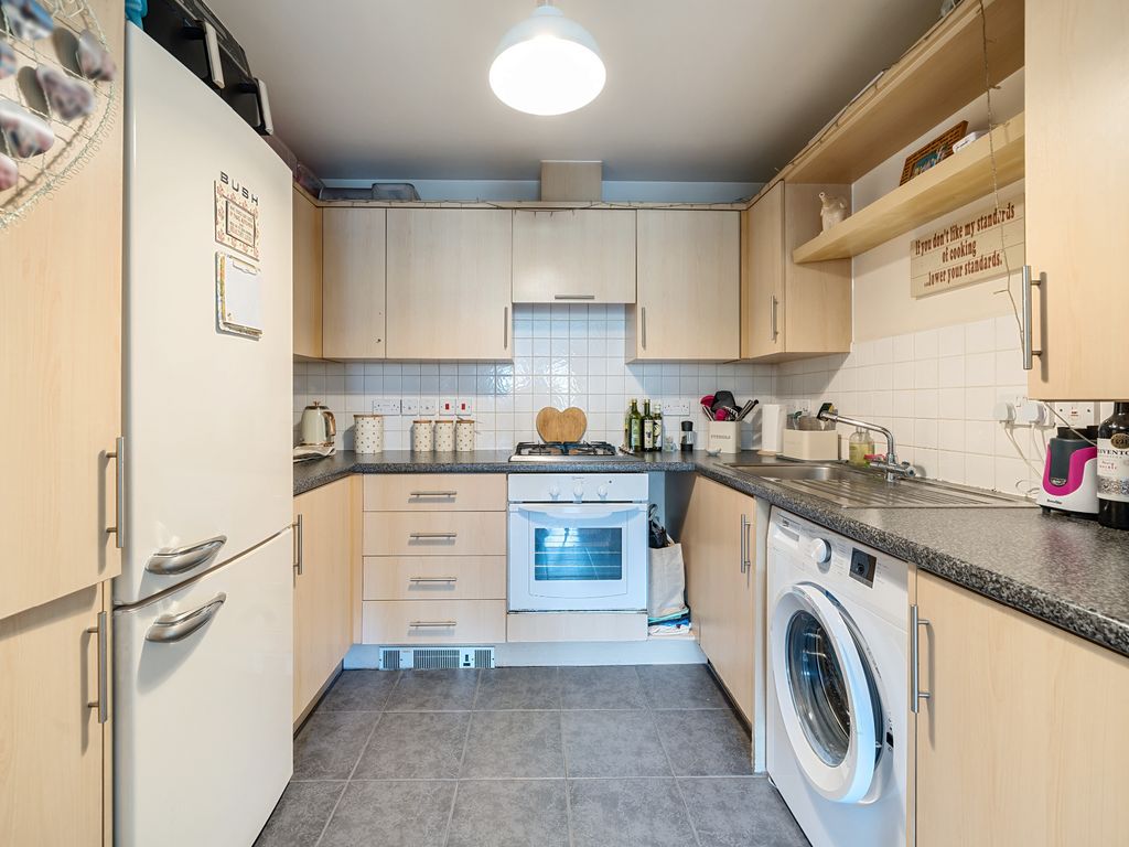 1 bed flat for sale in Turin House, Venice Avenue, Watford WD18, £250,000