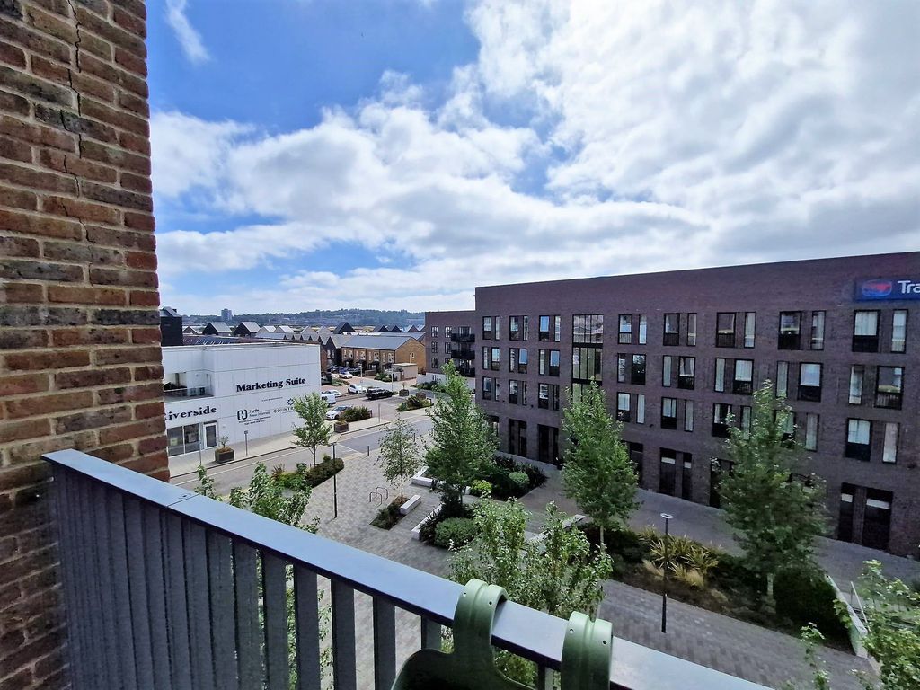 1 bed flat for sale in Limehouse Wharf, Rochester ME1, £225,000