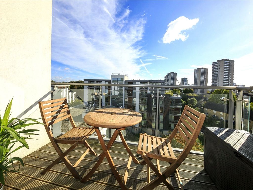 1 bed flat for sale in Simmonds House, Claypond Lane, Brentford TW8, £319,950