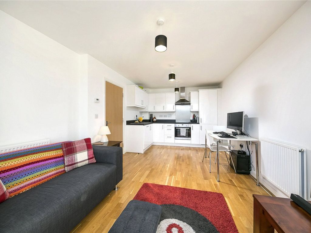 1 bed flat for sale in Simmonds House, Claypond Lane, Brentford TW8, £319,950
