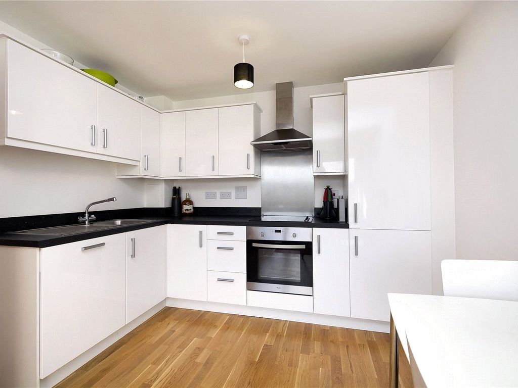 1 bed flat for sale in Simmonds House, Claypond Lane, Brentford TW8, £319,950