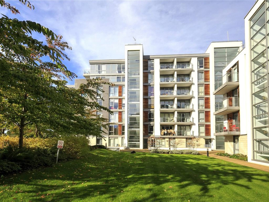 1 bed flat for sale in Simmonds House, Claypond Lane, Brentford TW8, £319,950