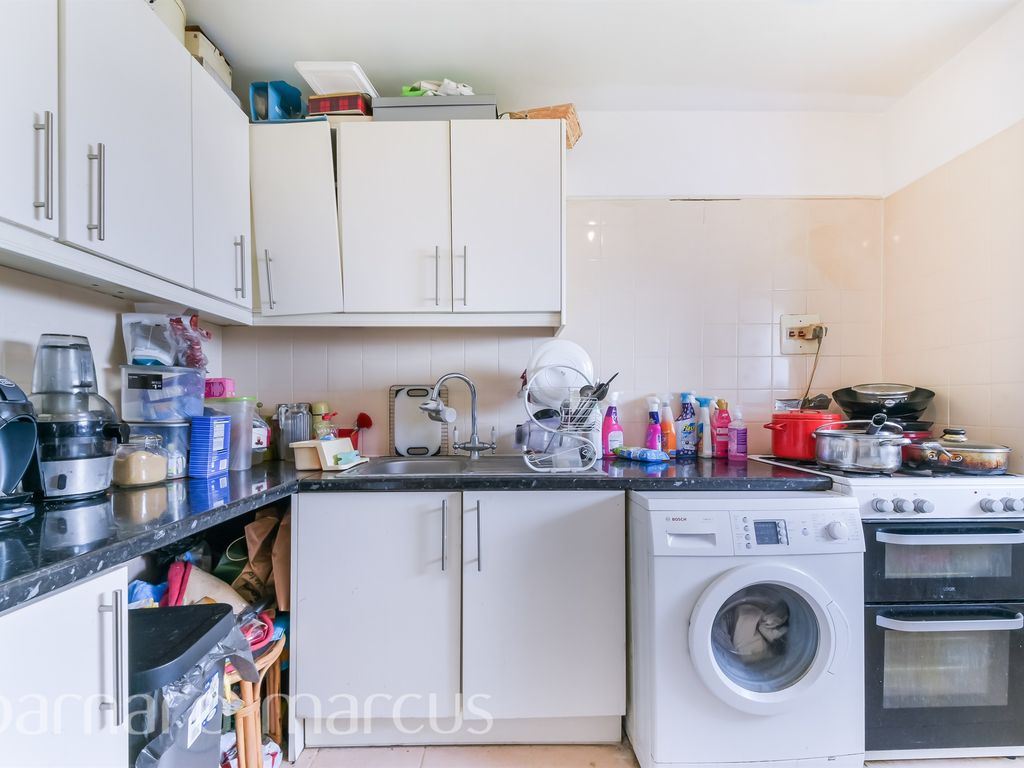2 bed flat for sale in Old Kent Road, London SE15, £230,000