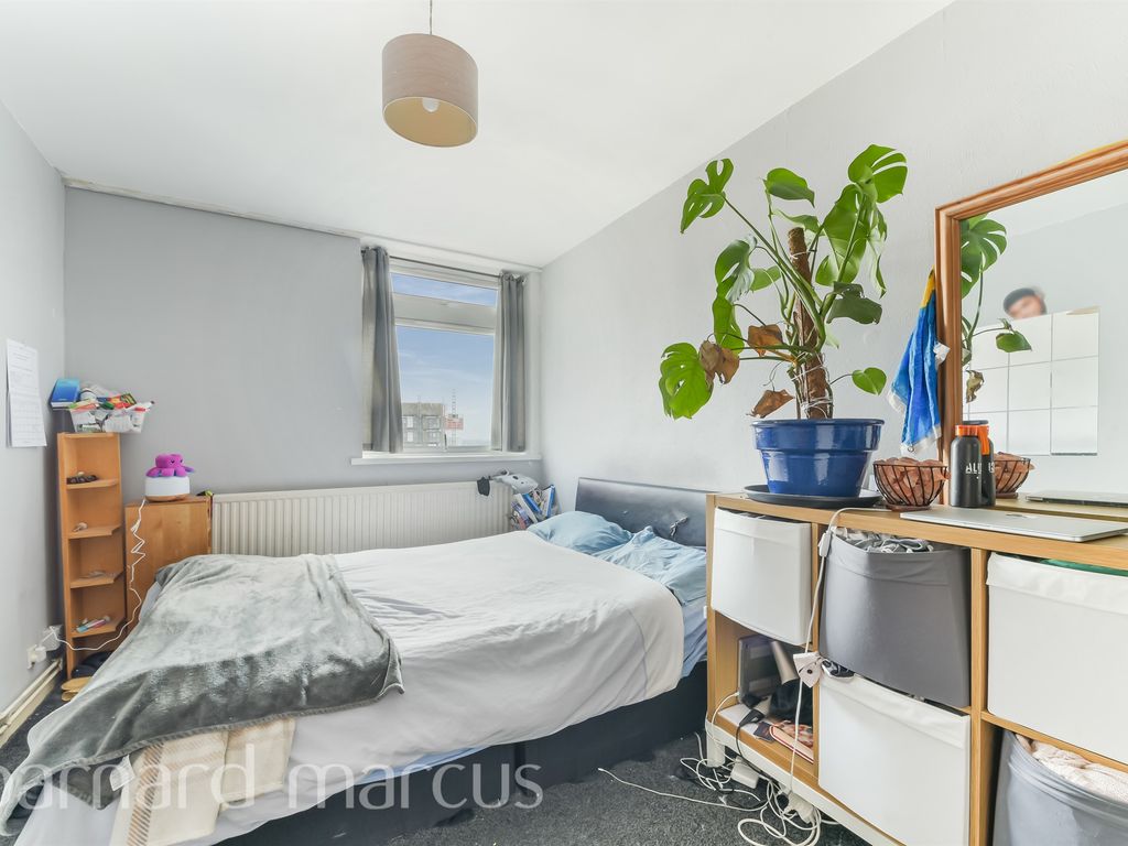 2 bed flat for sale in Old Kent Road, London SE15, £230,000