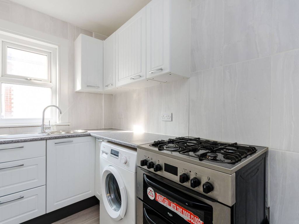 2 bed flat for sale in St James Road, Sutton SM1, £280,000