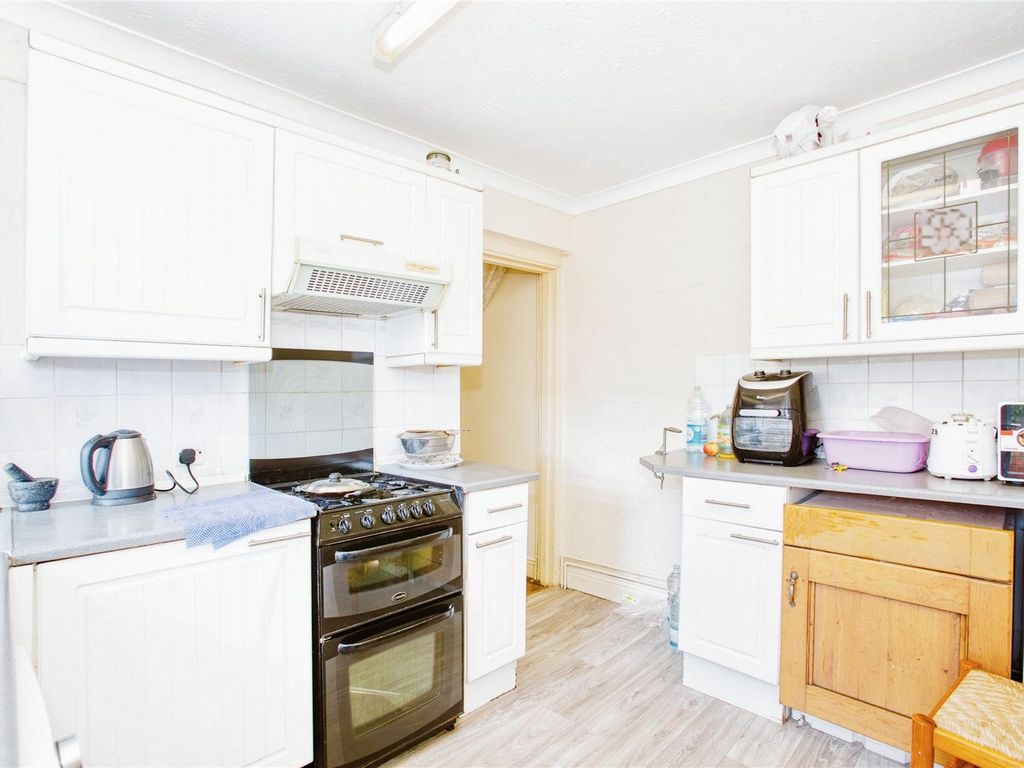 2 bed flat for sale in St. Michaels Avenue, Yeovil BA21, £275,000