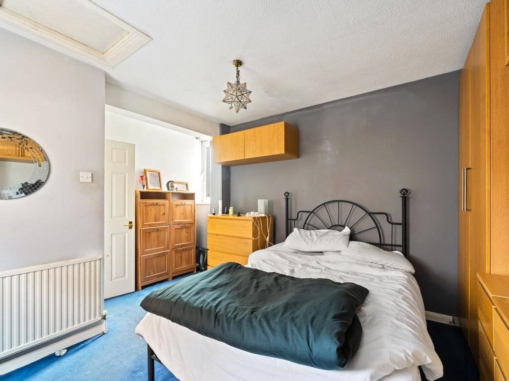 1 bed flat for sale in Woodbridge Road, Guildford, Surrey GU1, £240,000