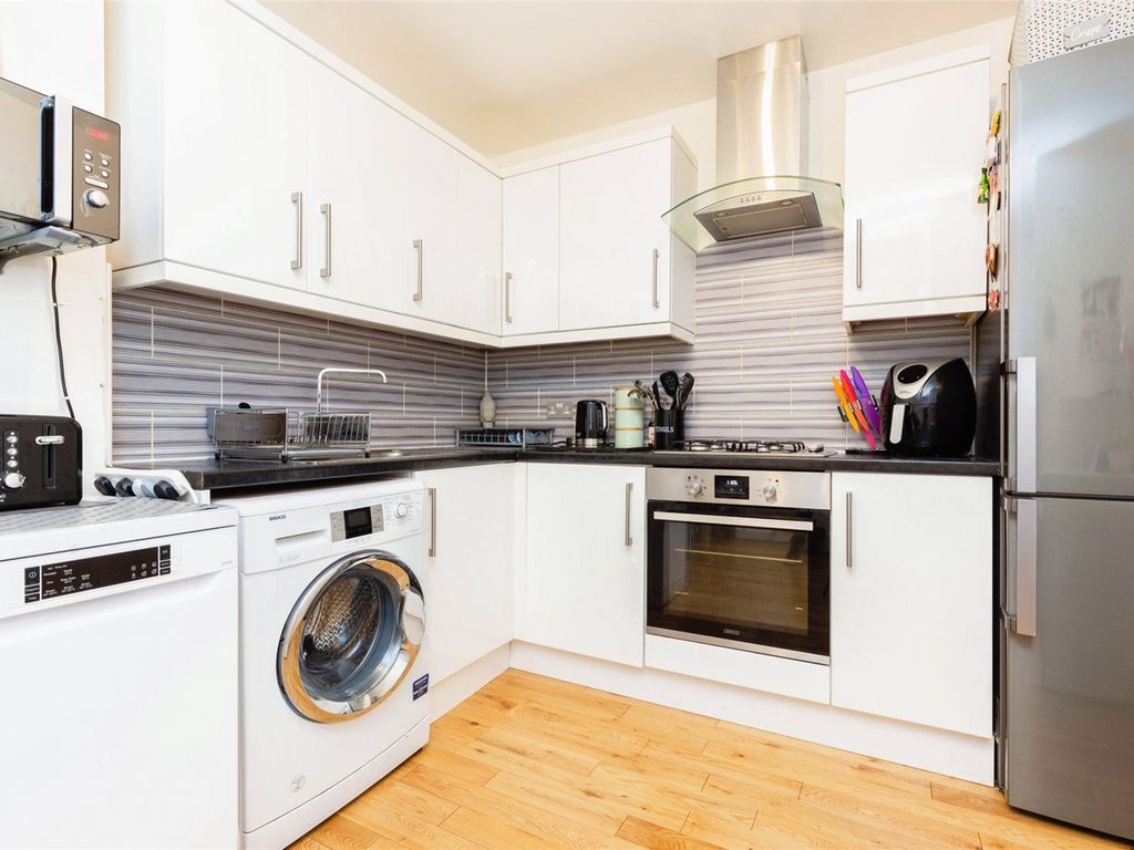 1 bed flat for sale in Barnsbury Lane, Surbiton KT5, £235,000