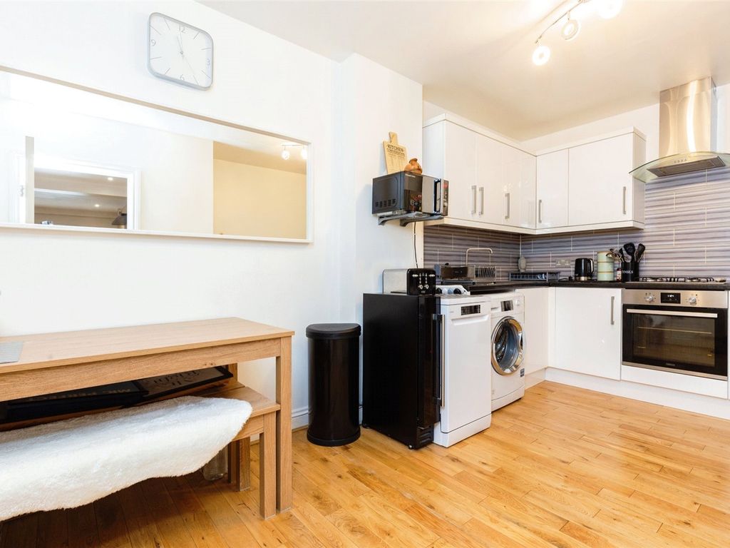 1 bed flat for sale in Barnsbury Lane, Surbiton KT5, £235,000