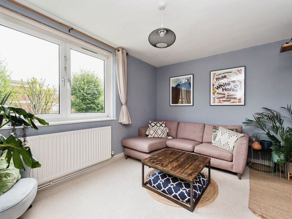 1 bed flat for sale in Maysoule Road, Battersea SW11, £325,000