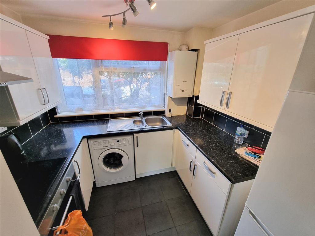 2 bed flat for sale in Ashley Road, Parkstone, Poole BH14, £185,000