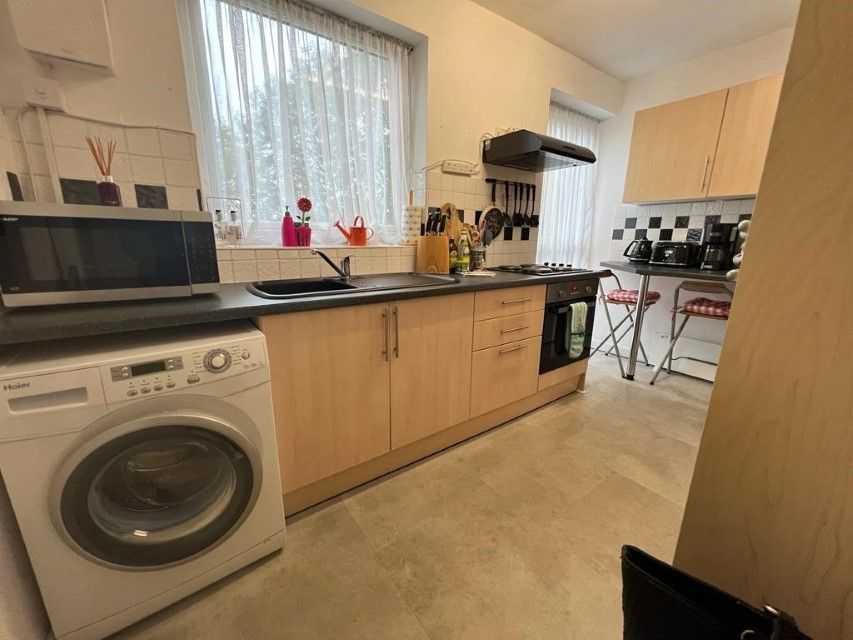 1 bed flat for sale in Hill View Court, Bolton BL1, £70,000