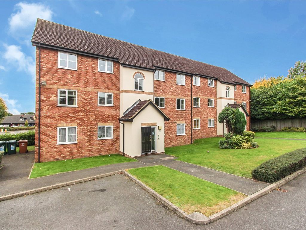 2 bed flat for sale in Harlech Road, Abbots Langley, Hertfordshire WD5, £269,500
