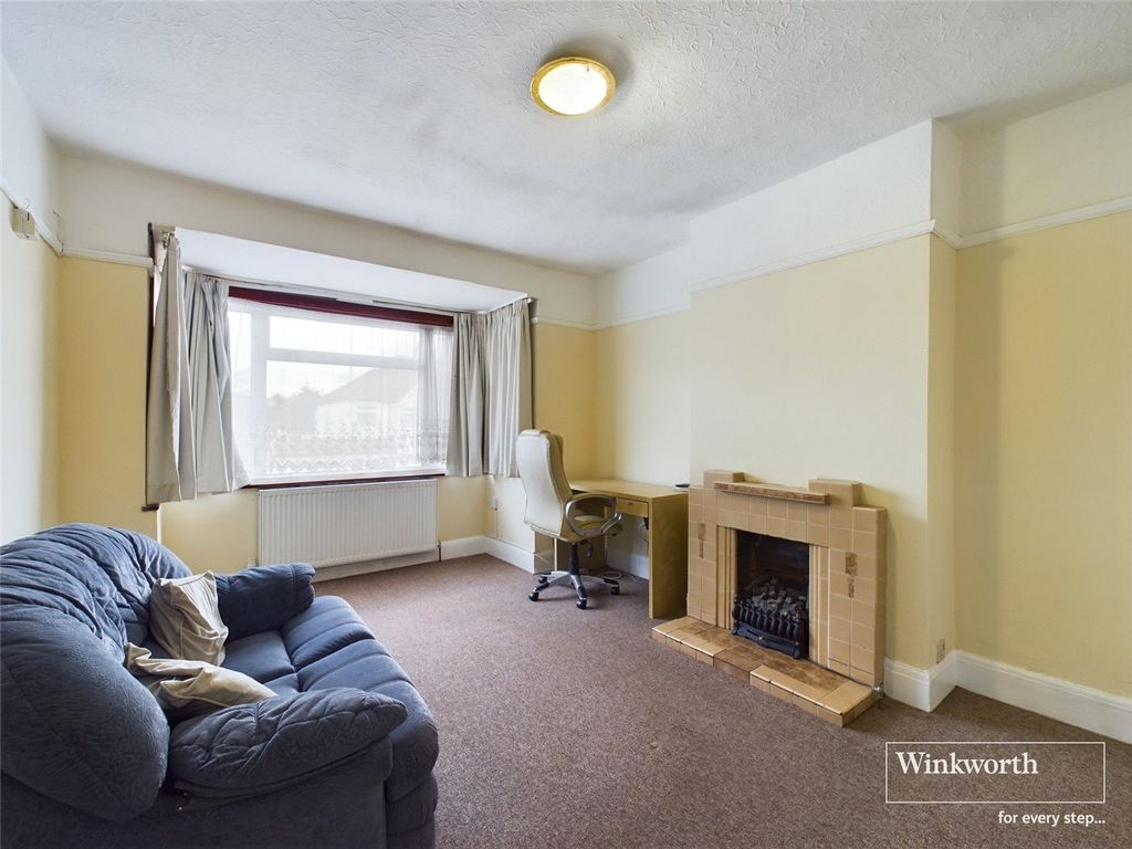1 bed maisonette for sale in Meadowbank Road, London NW9, £300,000