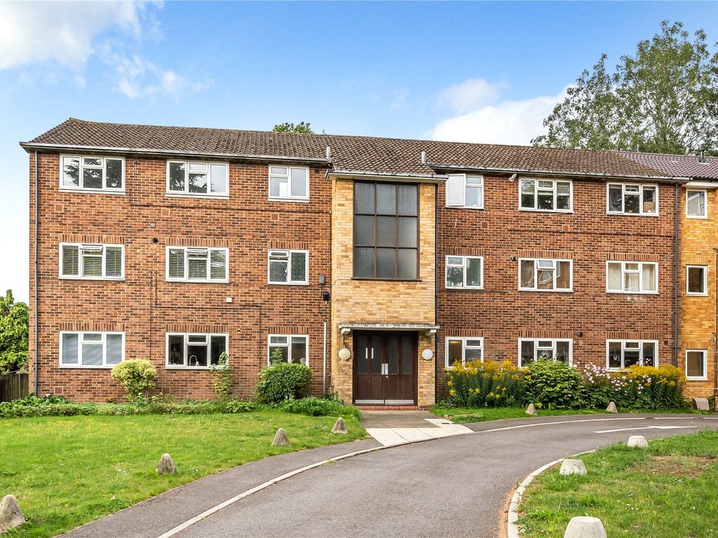 2 bed flat for sale in Ellwood Gardens, Watford, Hertfordshire WD25, £285,000