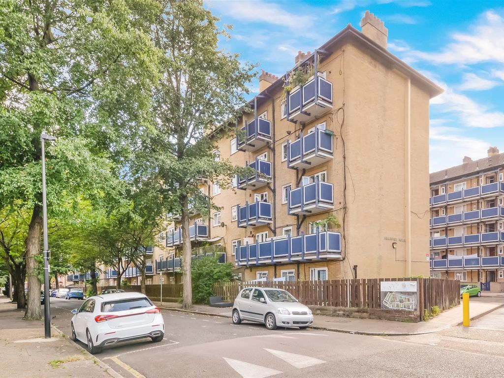 1 bed flat for sale in Braintree House, Malcolm Road, London E1, £300,000