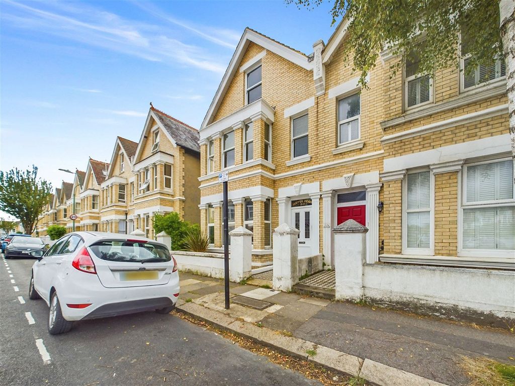 2 bed flat for sale in Lawrence Road, Hove BN3, £300,000