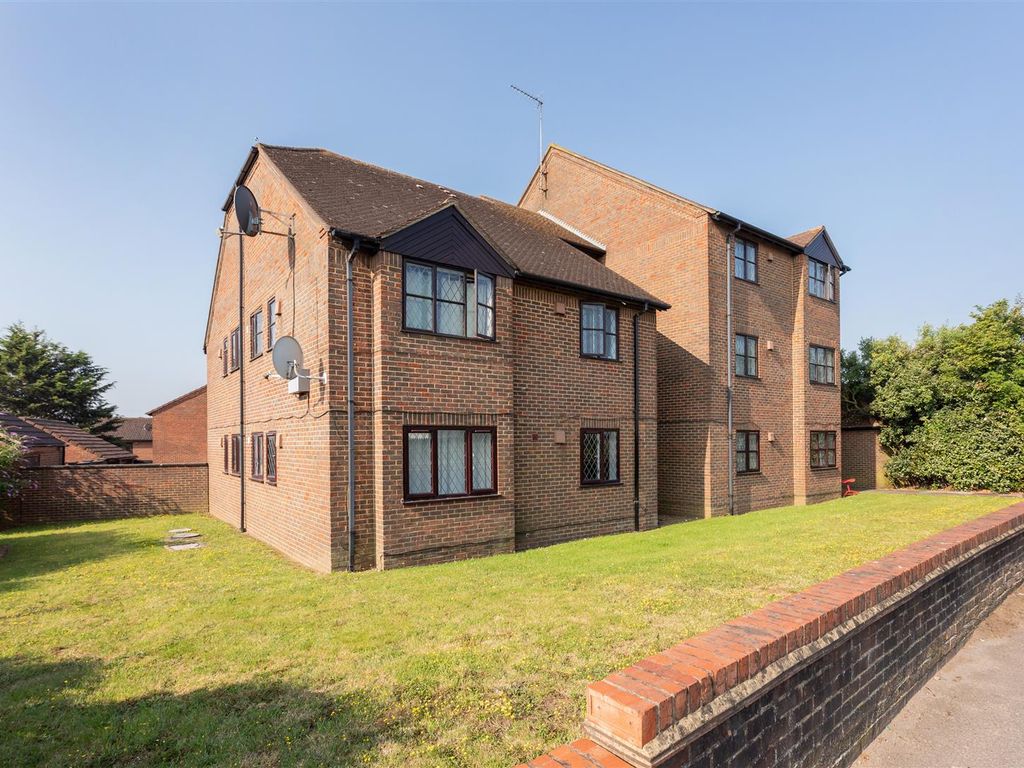 1 bed flat for sale in Raleigh Close, Cippenham, Slough SL1, £179,950