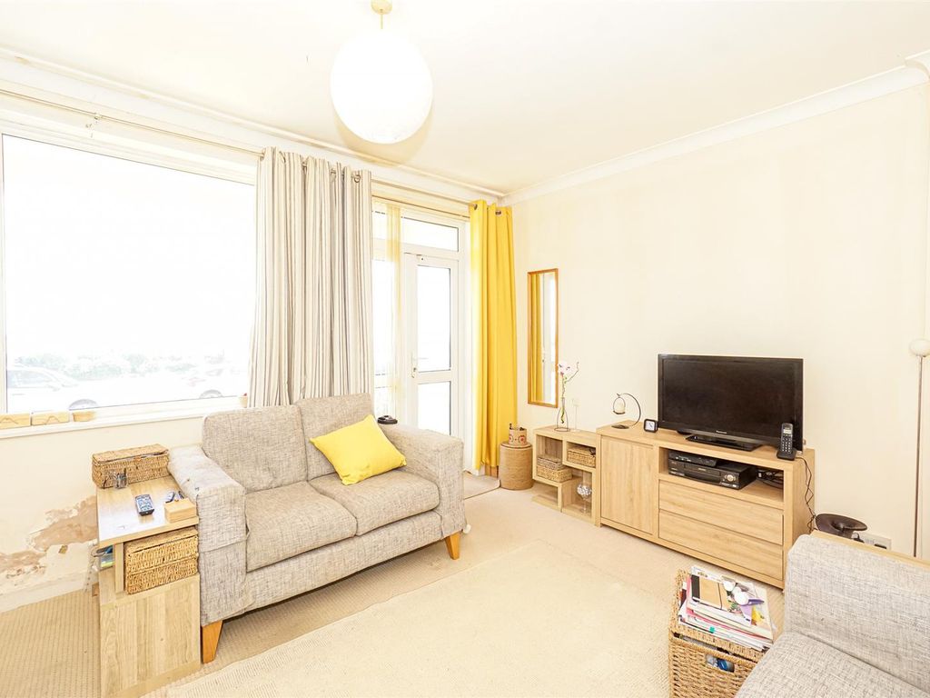 2 bed flat for sale in Robertson Terrace, Hastings TN34, £140,000