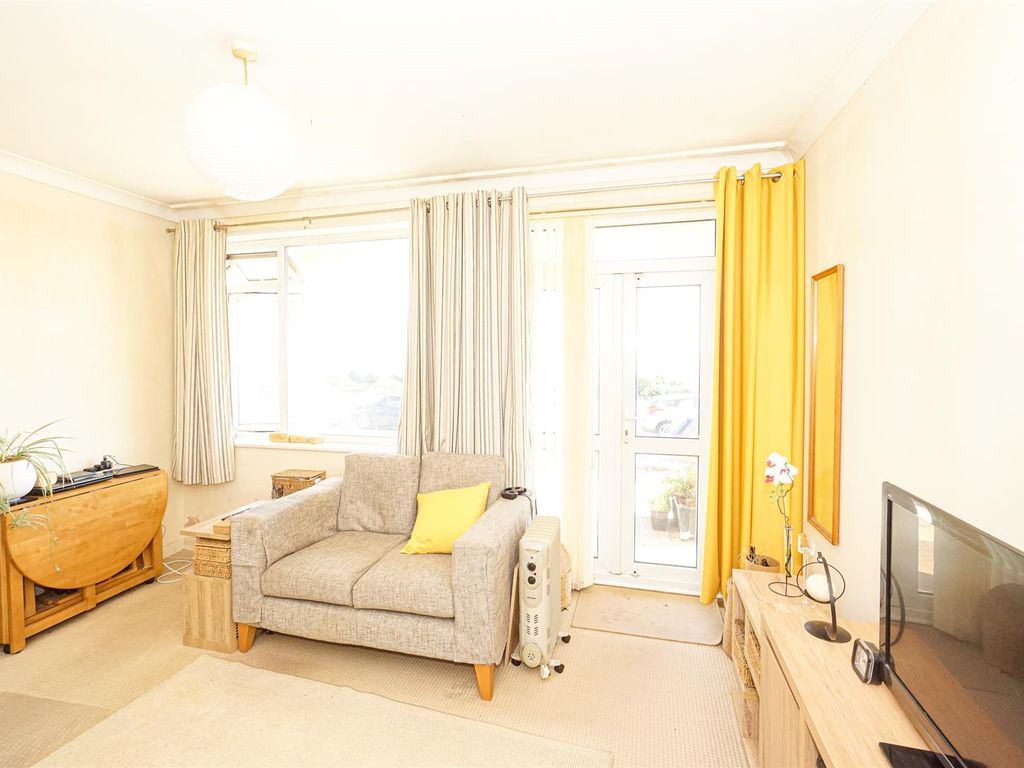 2 bed flat for sale in Robertson Terrace, Hastings TN34, £140,000