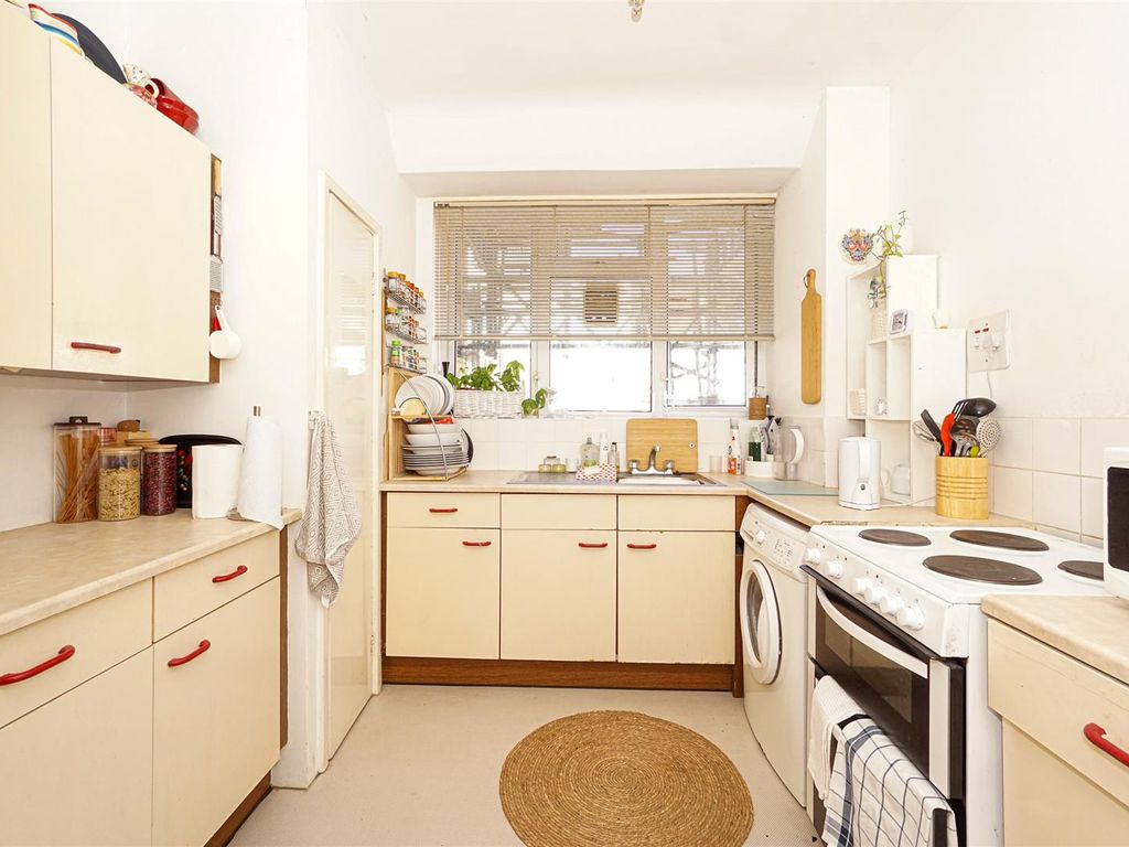 2 bed flat for sale in Robertson Terrace, Hastings TN34, £140,000