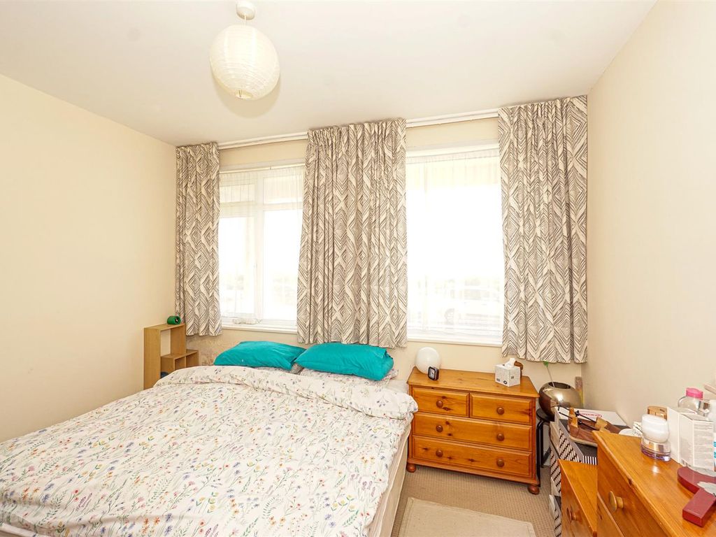 2 bed flat for sale in Robertson Terrace, Hastings TN34, £140,000