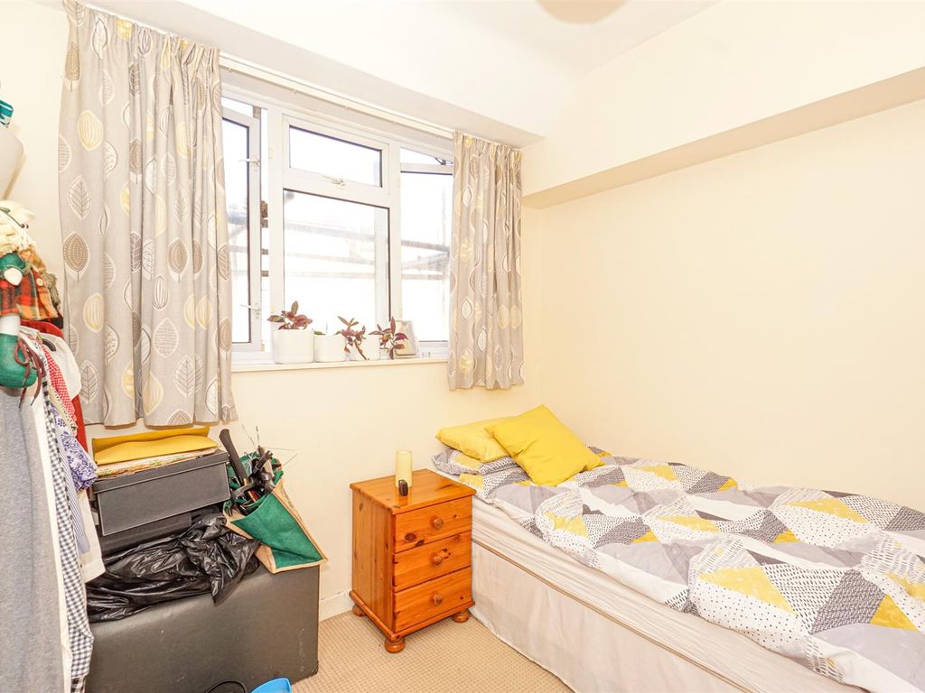 2 bed flat for sale in Robertson Terrace, Hastings TN34, £140,000