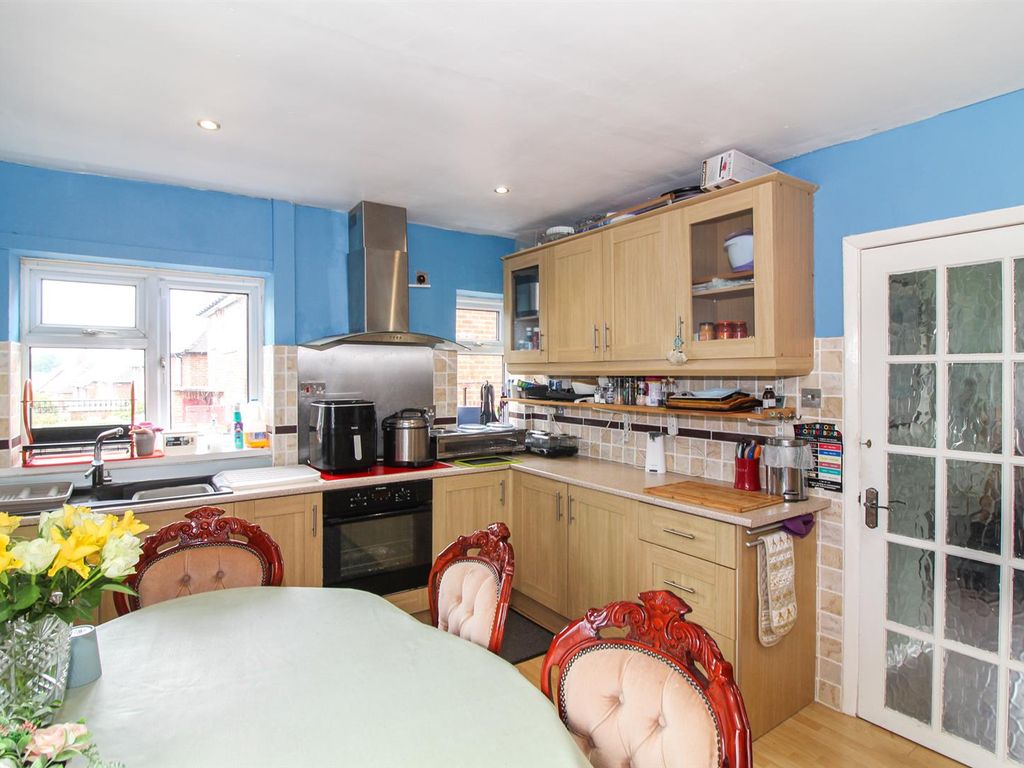 4 bed property for sale in Dunston Lane, Chesterfield S41, £250,000