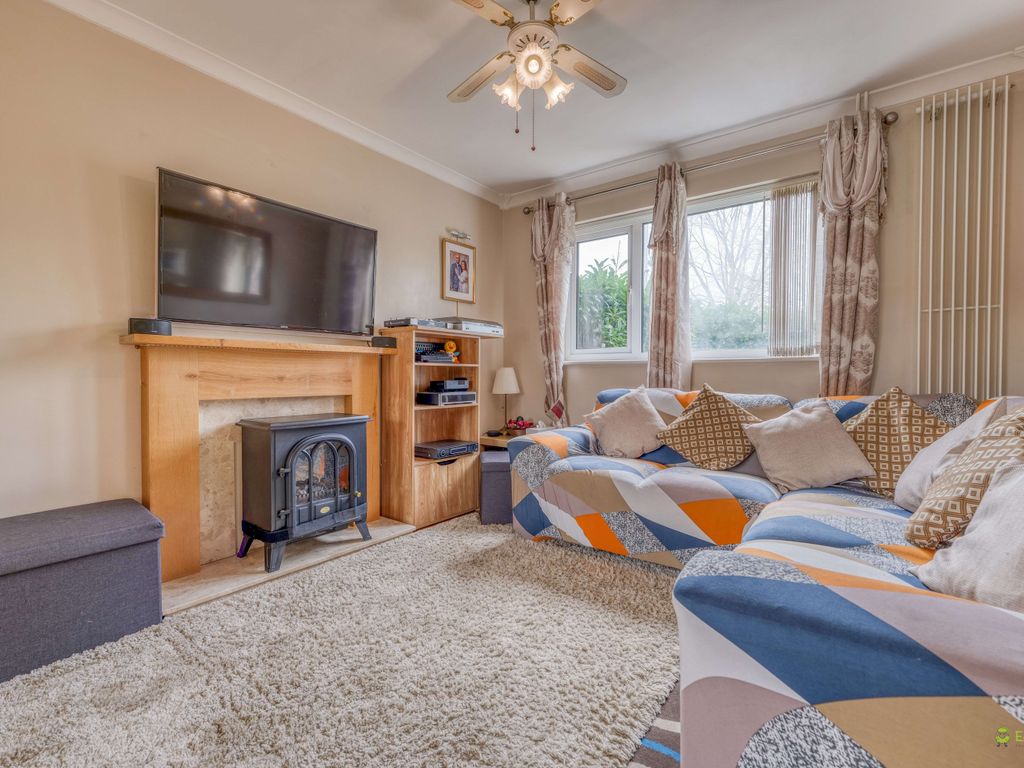 3 bed semi-detached house for sale in Ecklington, Swindon SN3, £290,000