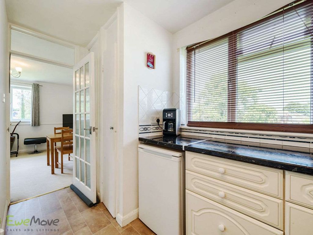 1 bed flat for sale in Longcroft Road, Kingsclere, Newbury RG20, £140,000
