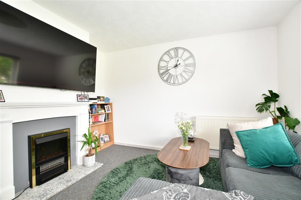 2 bed flat for sale in Meadow Way, Littlehampton, West Sussex BN17, £212,500