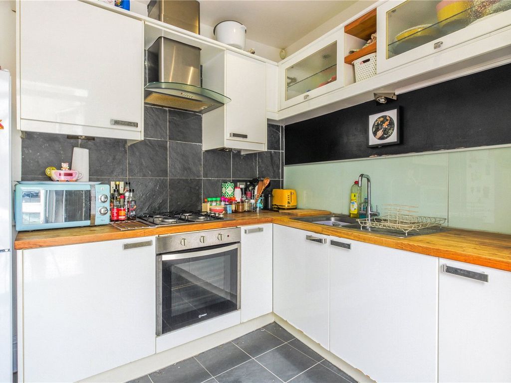 2 bed flat for sale in Winchester Road, Bristol BS4, £240,000