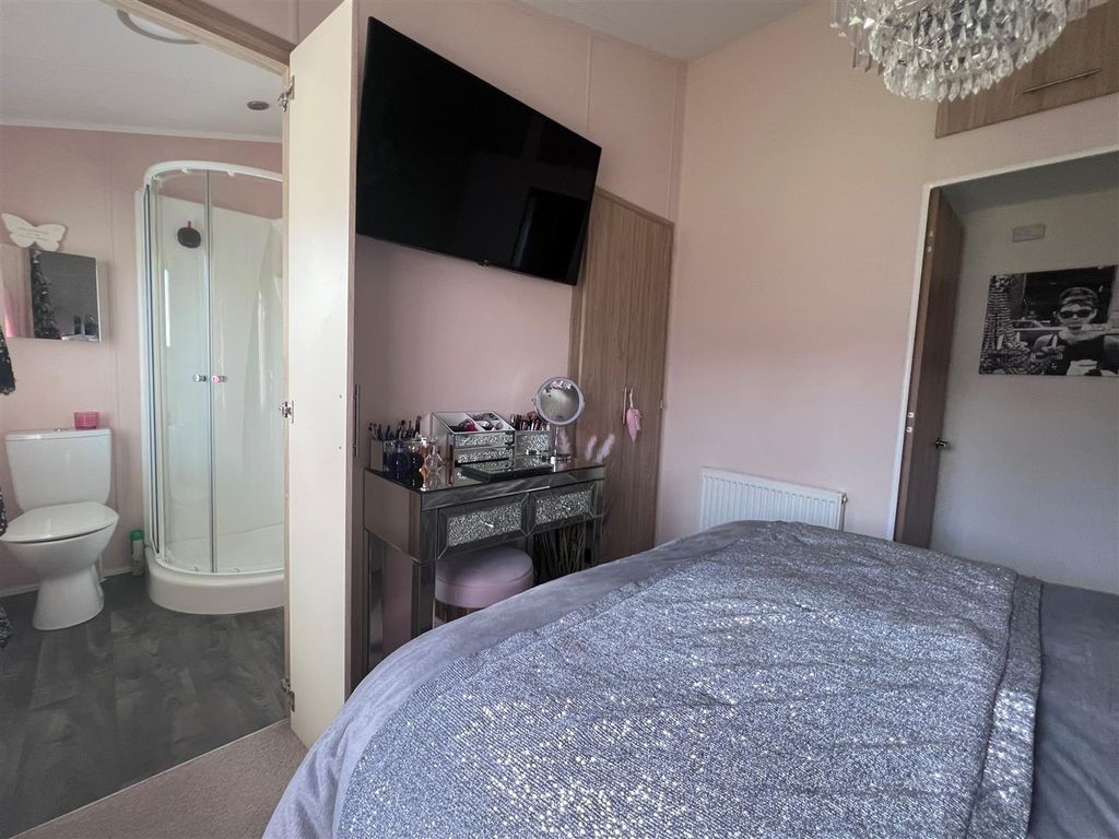 2 bed mobile/park home for sale in Praa Sands Holiday Village, Praa Sands, Penzance TR20, £185,000