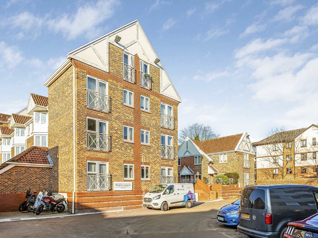 1 bed flat for sale in Sheen Road, Richmond TW9, £300,000