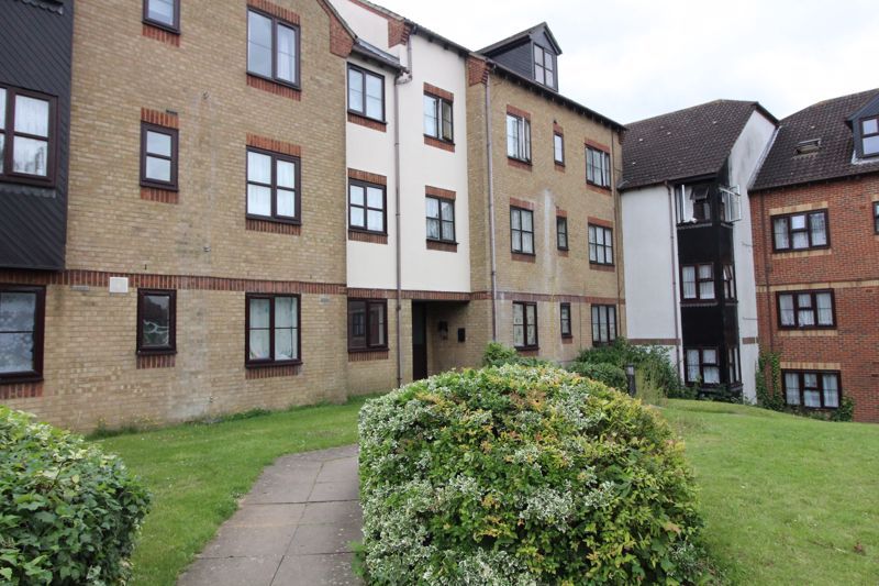 1 bed flat for sale in The Ridings, Luton LU3, £140,000