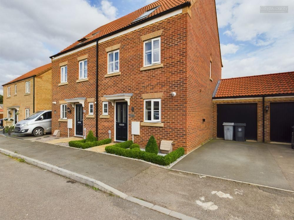 3 bed town house for sale in York Road, Bourne PE10, £240,000
